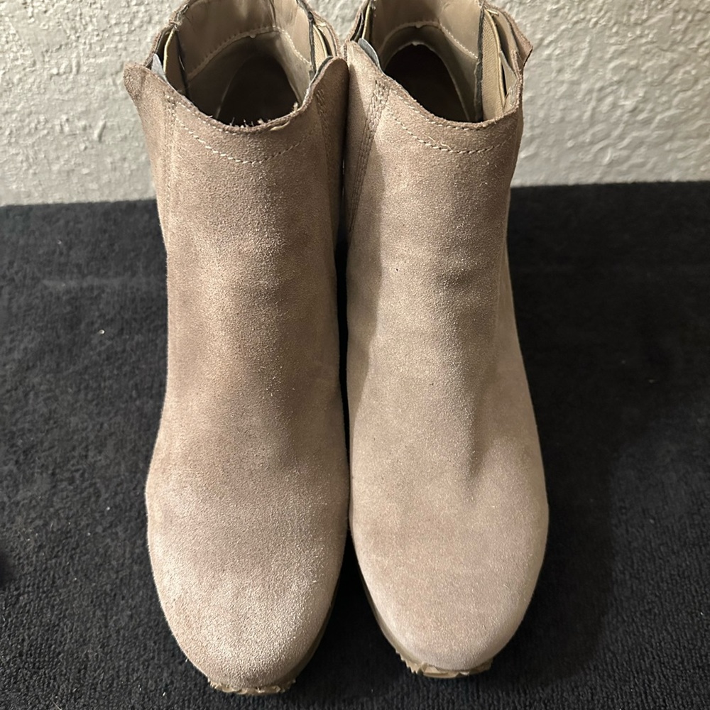 Volatile NIB Burlingham (Gray) Suede Size 10. Worn twice. Excellent condition.